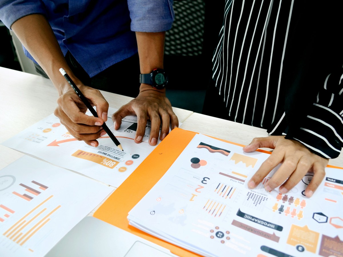 Échange entre un dirigeant et son conseiller autour d'une analyse financière